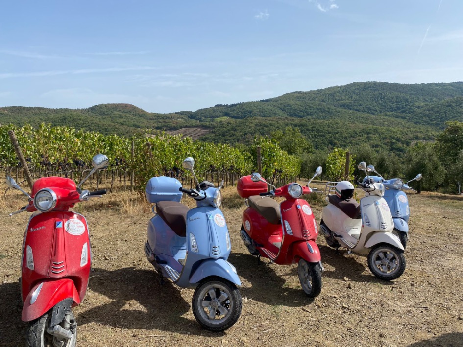 Vespa's van Il Vissuto in een wijngaard in de Chianti