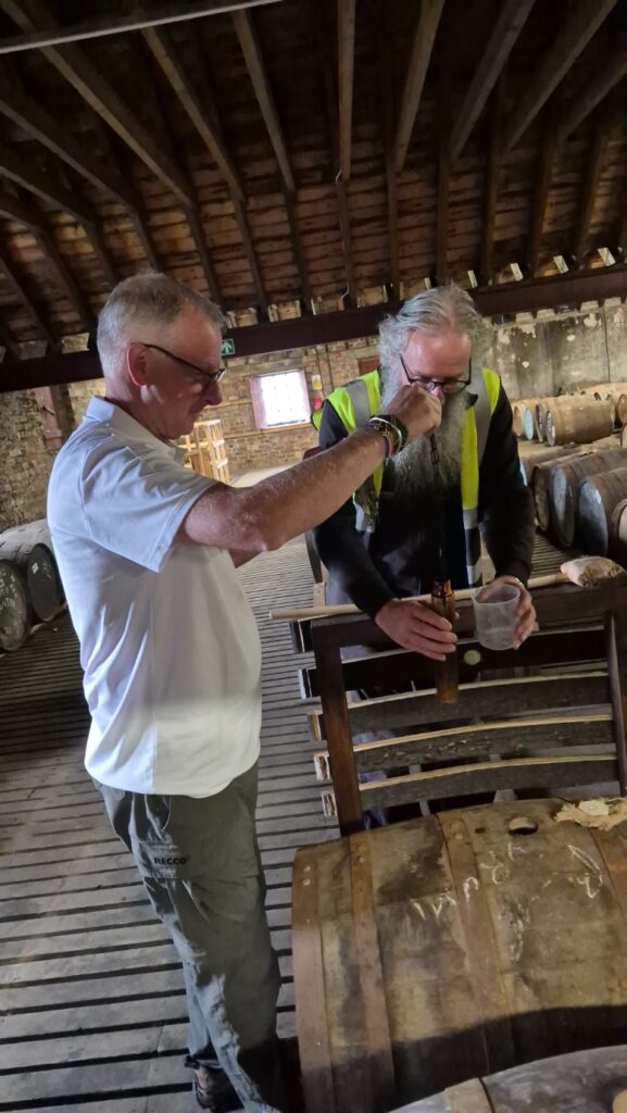 Dram uit het vat bij Tomatin Distillery