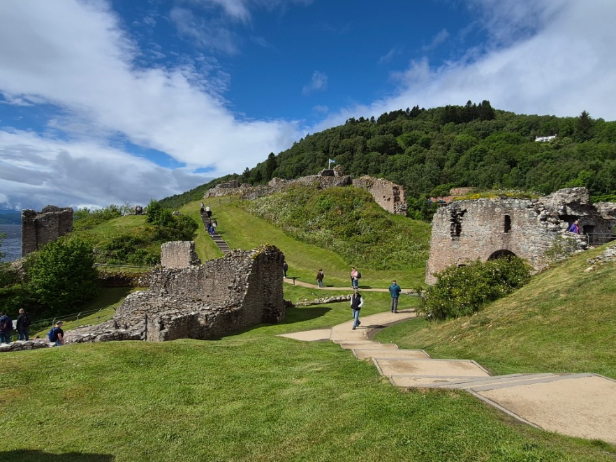Thrive and Travel Urquhart Castle Schotland