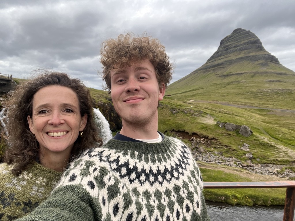 Barbara en Felix van Creating Stories bij Kirkjufell