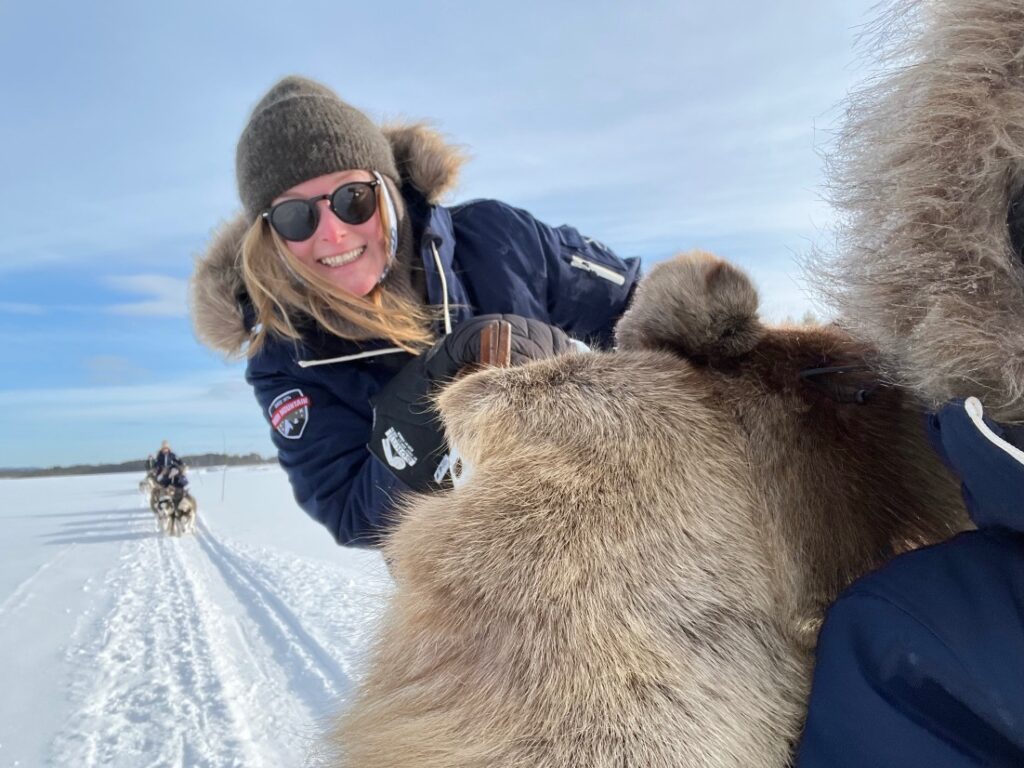 Nyncke en Barbara van Creating Stories tijdens een Hondensledetocht in Zweeds Lapland