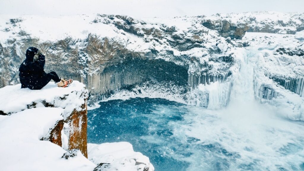 De bevroren Aldeyjarfoss in IJsland in de winter