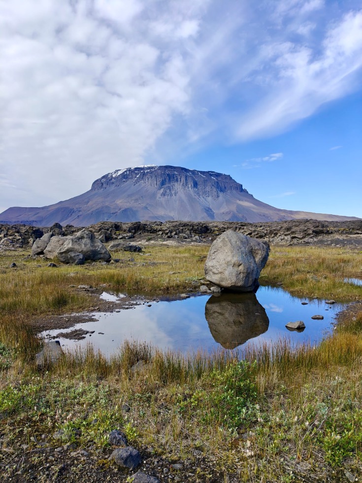 De tafelberg Herdubreid in de IJslandse highlands