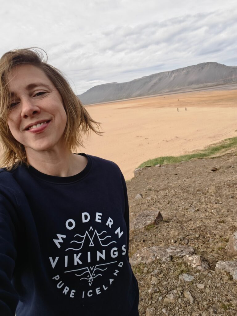 Tine op het gouden zandstrand van Raudisandur op de IJslandse Westfjorden