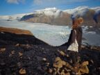 Modern Vikings Tine uitkijkend over de Svínafellsjökullgletsjer