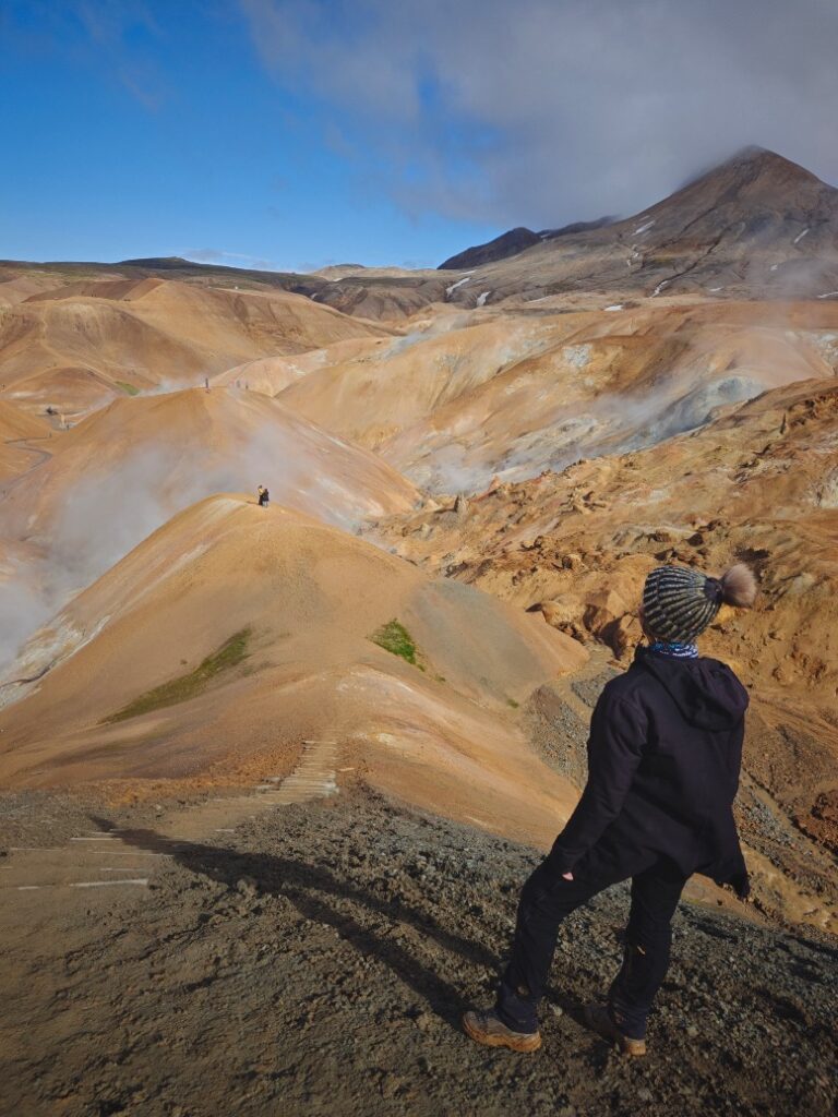 Tine uitkijkend over de maandlandschappen van Kerlingarfjöll
