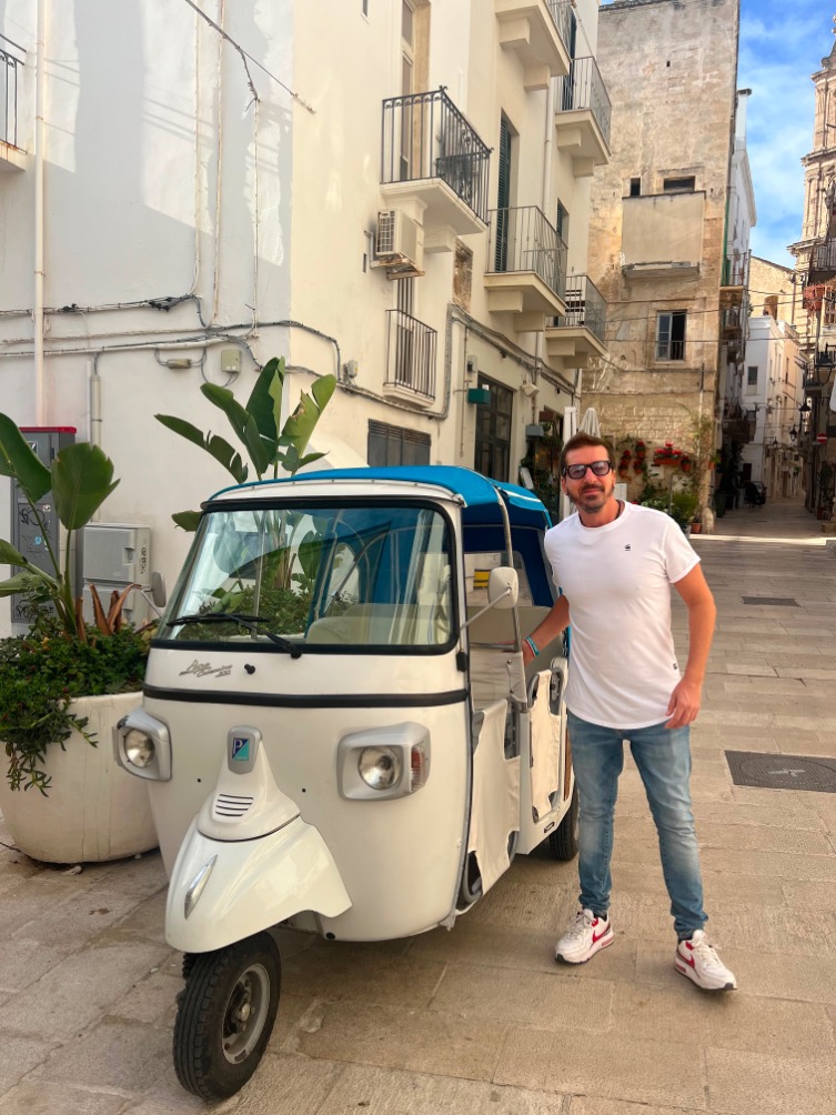 Gianluca van VesuvioTour bij Polignano a Mare
