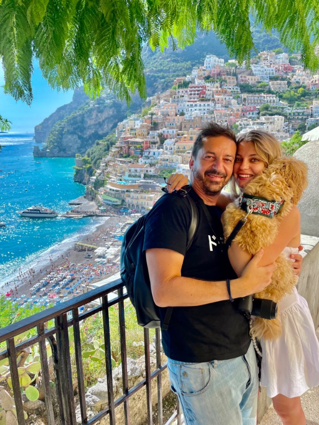 Gianluca in Positano, met Sofia en Lamu, hun hondje