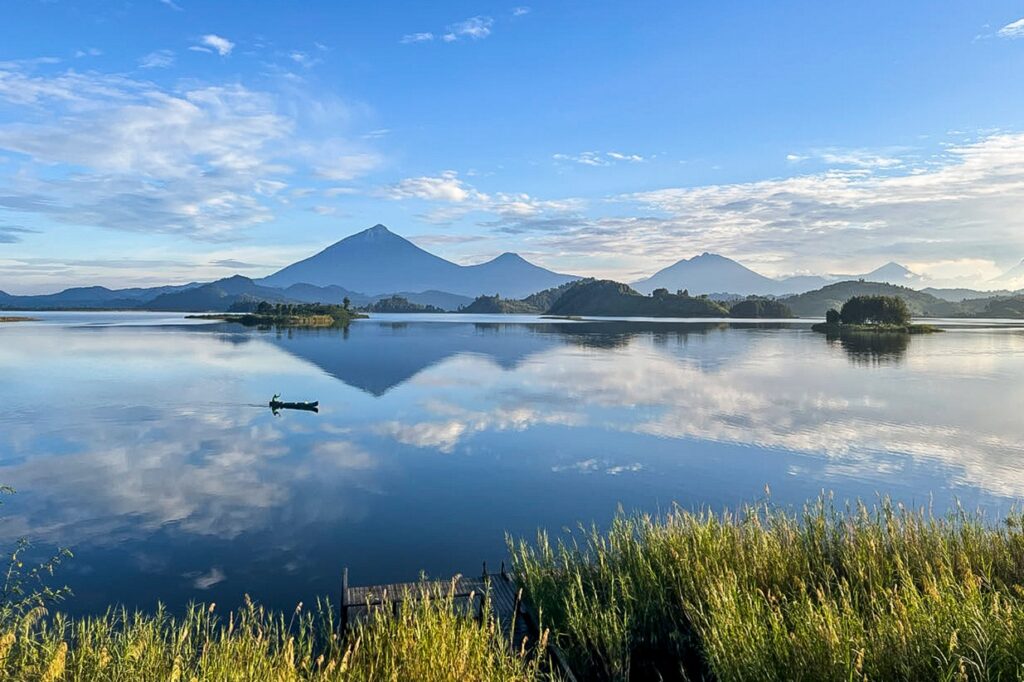 Lake Mutanda met op de achtergrond Mount Sabyinyo
