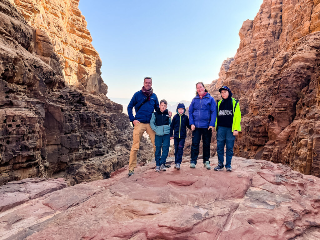 Damien met gezin in Wadi Rum woestijn Jordanië