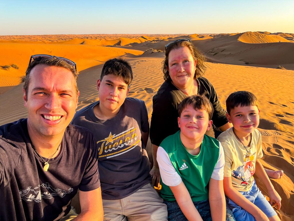 Damien met gezin in woestijn van Oman