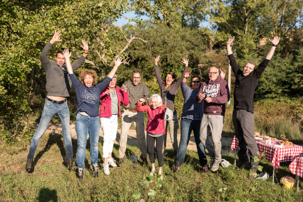 Groepsfoto na eerste ballonvlucht in Toscane