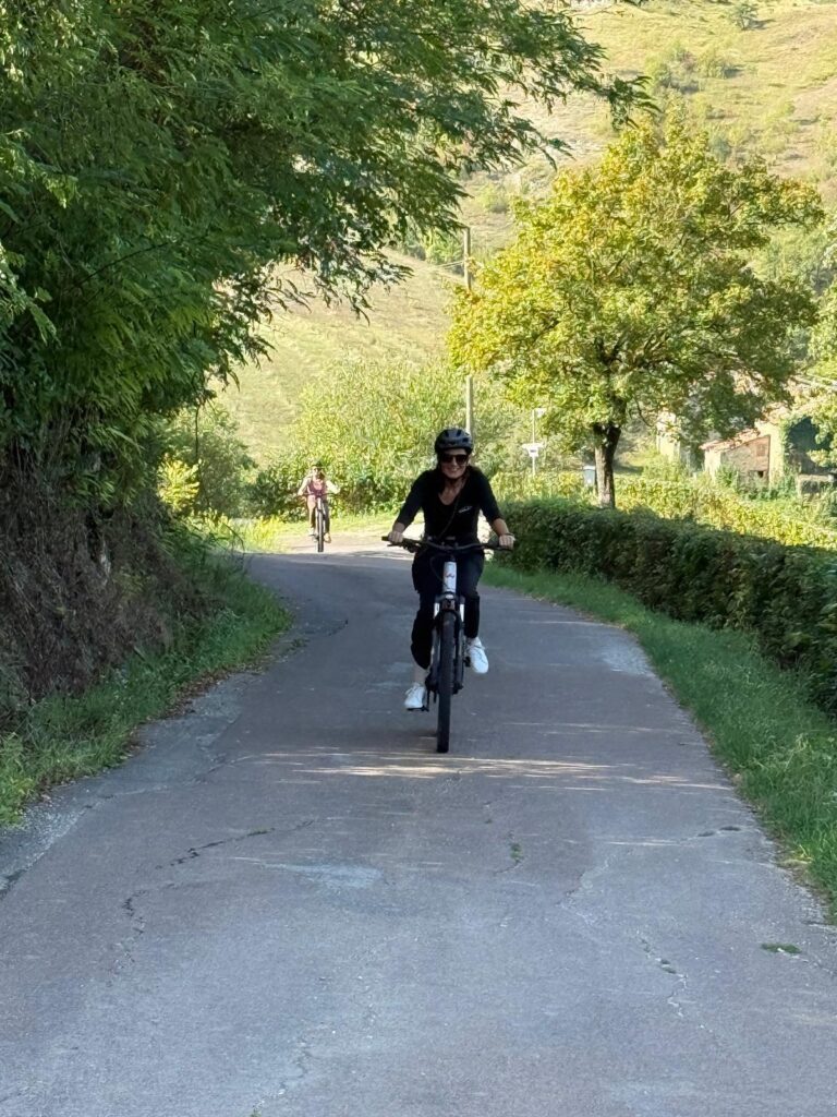 Manuela fietsend rond Modena