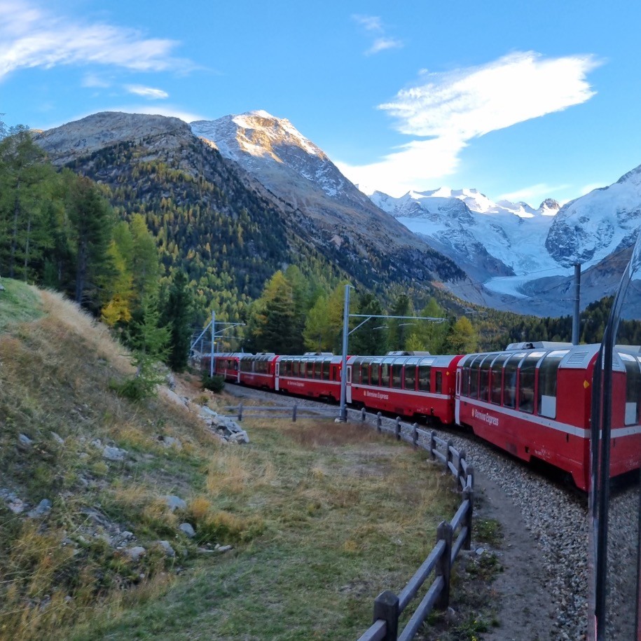 Bernina Express bij de Morteratsch gletsjer in de herfst