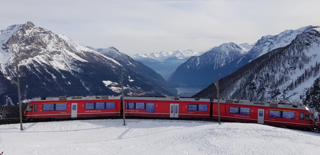 Regiotrein Bernina spoorlijn bij Alp Gruem