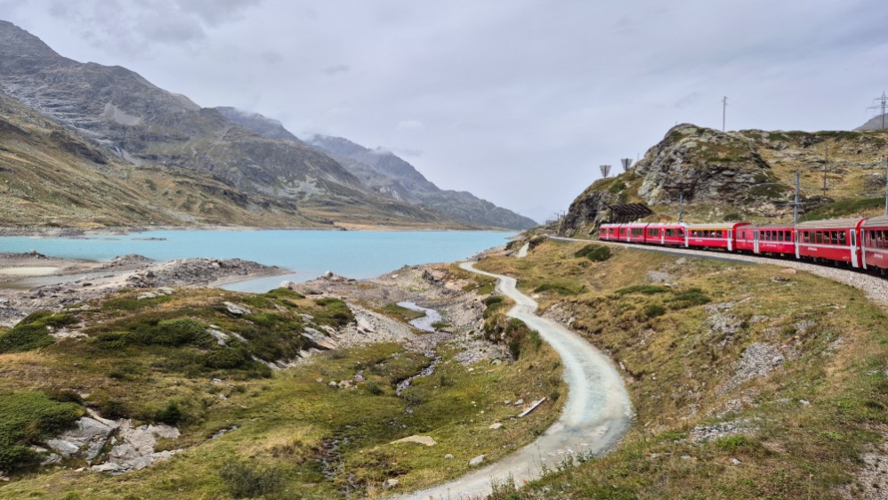 Regiotrein Bernina spoorlijn bij Lago Bianco