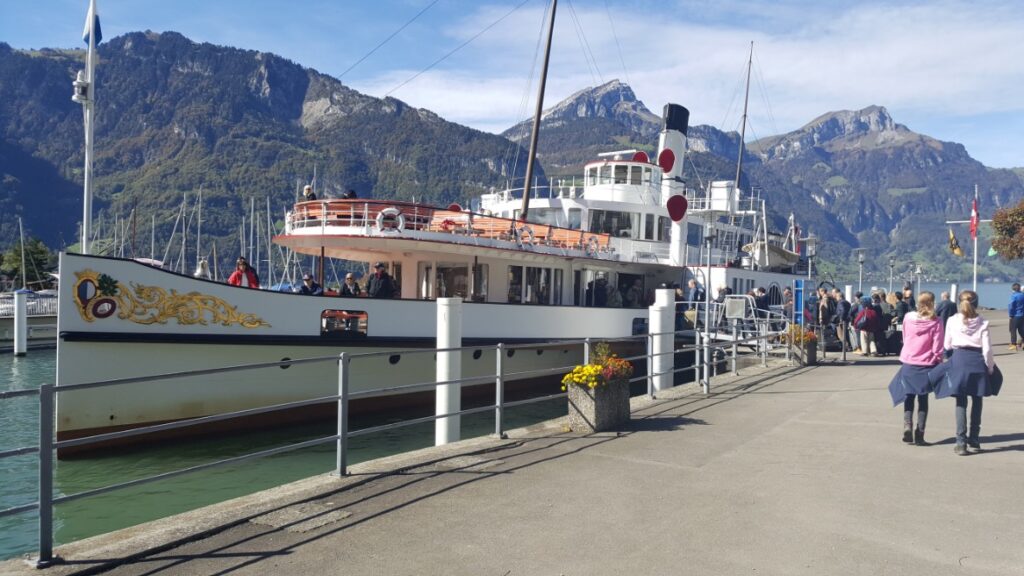 Stoomraderboot van de Gotthard Panorama Express