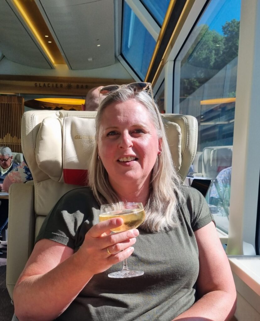 Wendy van PUUR treinreizen in de Glacier Express Excellence Class
